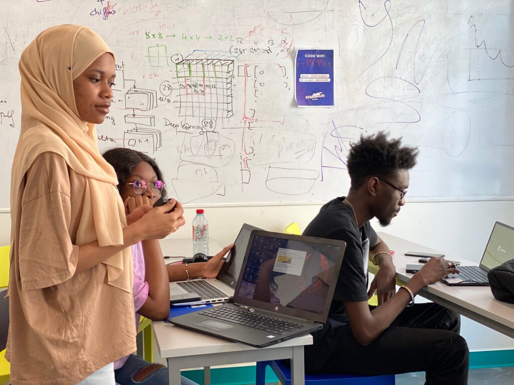Etudiants qui travaillent durant le hackathon gaming