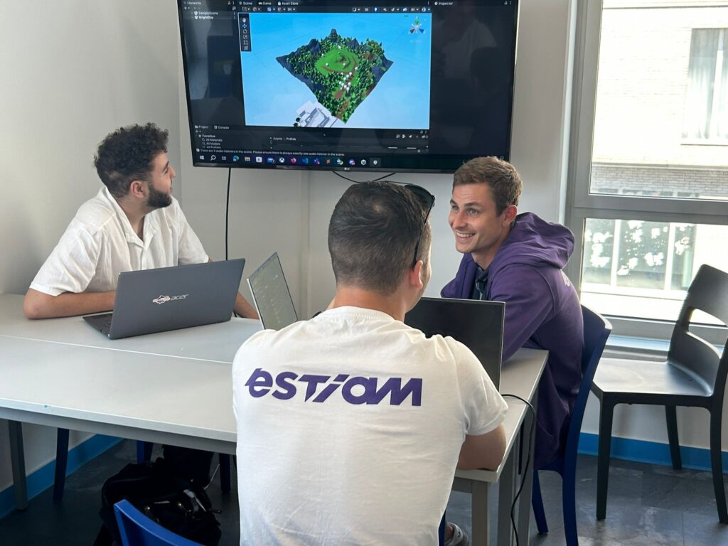 Etudiants enthousiastes durant la préparation de leur projet d'hackathon gaming