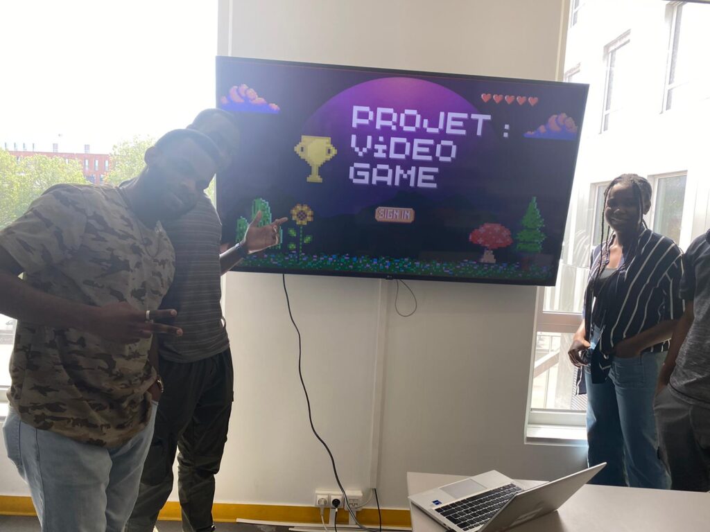 Etudiants qui travaillent sur leur projet d'hackathon gaming